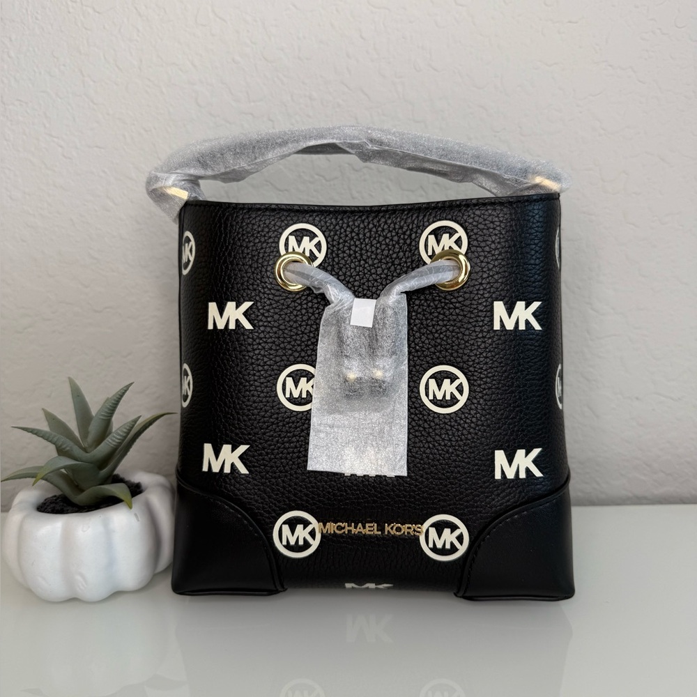 MICHAEL KORS
Mercer Small Logo Embossed Leather Bucket Bag
COLOR BLACK
NWT